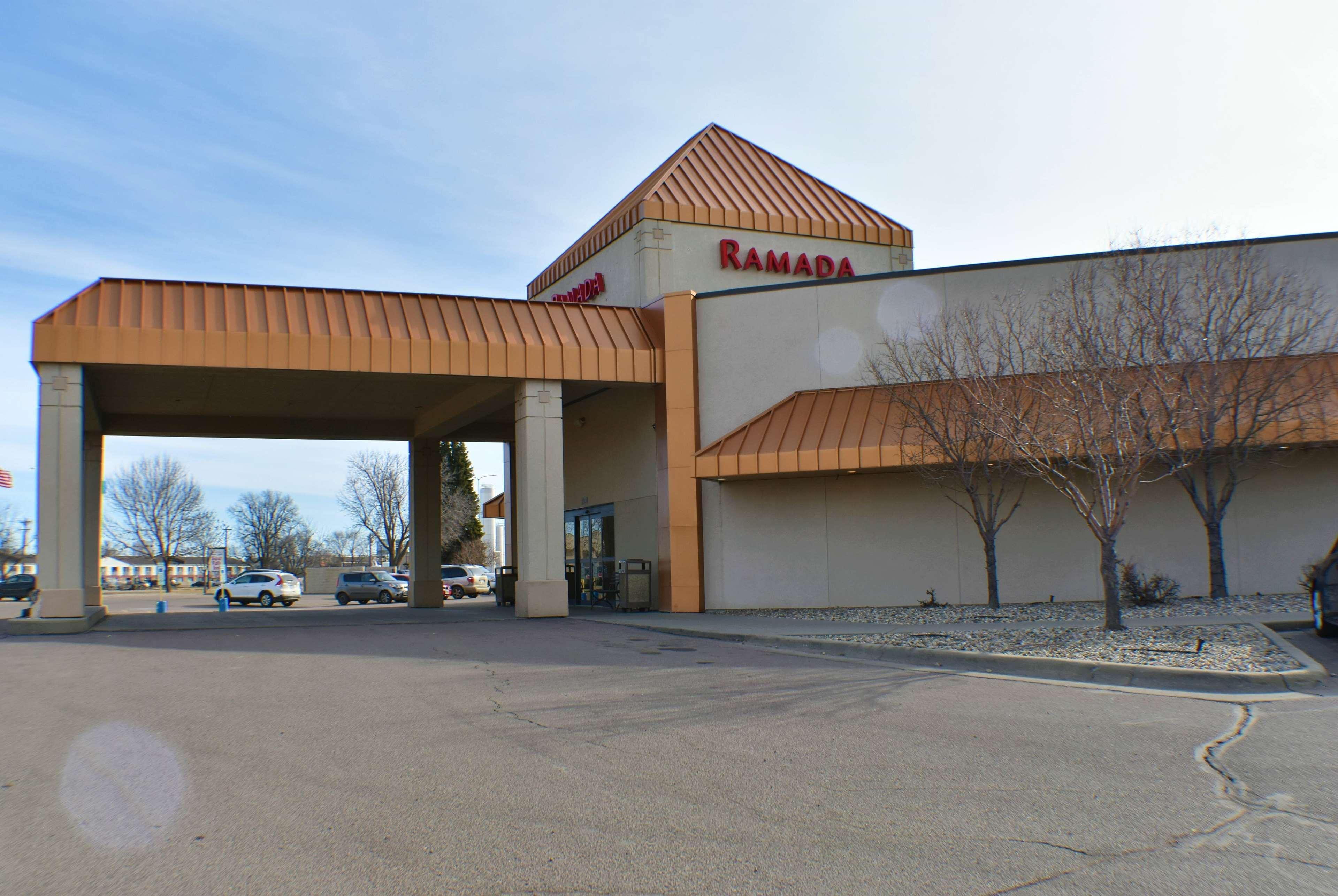 Ramada By Wyndham Sioux Falls Airport - Waterpark Resort & Event Center Exteriör bild