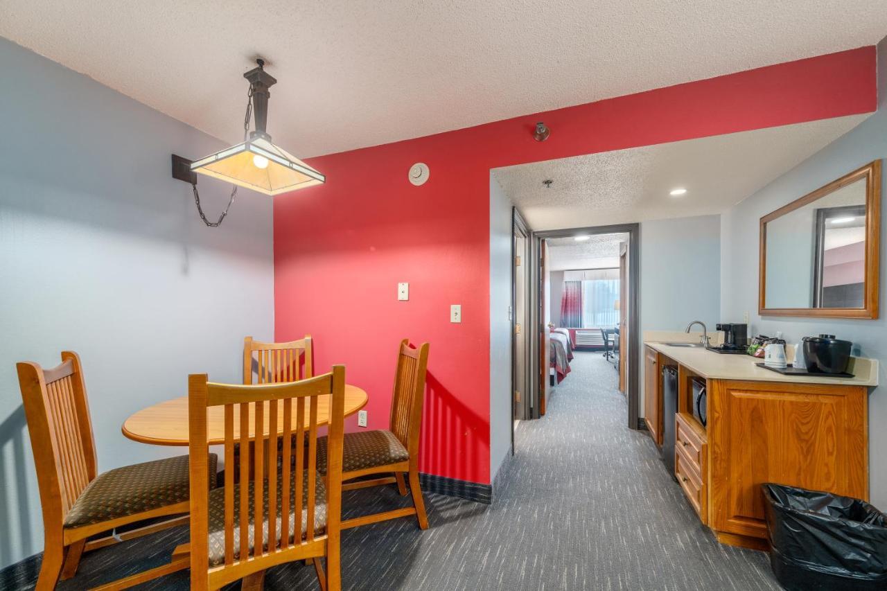 Ramada By Wyndham Sioux Falls Airport - Waterpark Resort & Event Center Exteriör bild