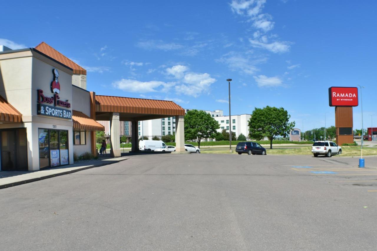 Ramada By Wyndham Sioux Falls Airport - Waterpark Resort & Event Center Exteriör bild